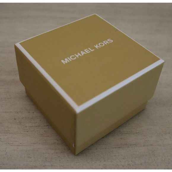 Michael Kors MKJX26577108 Women's Sz 8 Gold Tone Logo Plate Fashion Ring - Picture 5 of 7